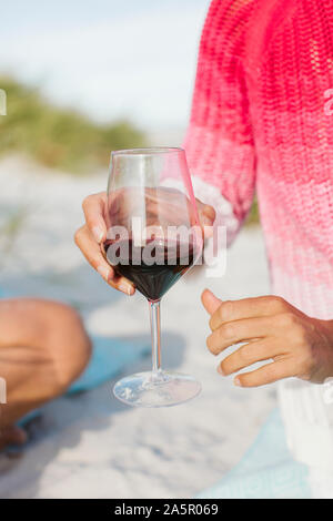 Womans mano che trattiene il vetro con il vino rosso Foto Stock
