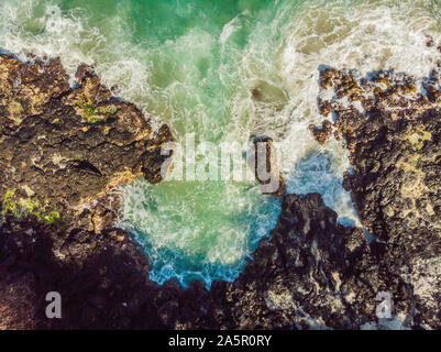 Vista aerea delle onde del mare e la splendida costa rocciosa Foto Stock