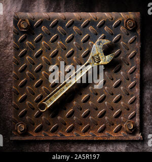 Vecchio arrugginito chiave sulla ruggine targhetta diamante artistico di acciaio fine art Foto Stock