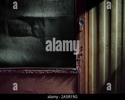 Abbandonato il vecchio schermo metallico porta la notte Foto Stock