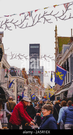 Leeuwarden, Paesi Bassi - 19 Ottobre 2019 : shopping street, "Kleine Kerkstraat' in Leeuwarden il capitale della provincia della Frisia, Paesi Bassi Foto Stock