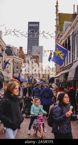 Leeuwarden, Paesi Bassi - 19 Ottobre 2019 : shopping street, "Kleine Kerkstraat' in Leeuwarden il capitale della provincia della Frisia, Paesi Bassi Foto Stock