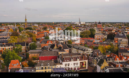 19 ottobre 2019 : Leeuwarden il capitale della provincia della Frisia, Paesi Bassi, vista dal famoso pendente Torre Oldehove Foto Stock