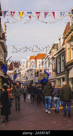 Leeuwarden, Paesi Bassi - 19 Ottobre 2019 : shopping street, "Kleine Kerkstraat' in Leeuwarden il capitale della provincia della Frisia, Paesi Bassi Foto Stock
