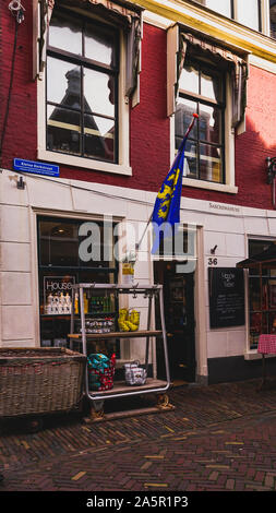 Leeuwarden, Paesi Bassi - 19 Ottobre 2019 : Shop sull'Kleine Kerkstraat' in Leeuwarden il capitale della provincia della Frisia, Paesi Bassi Foto Stock