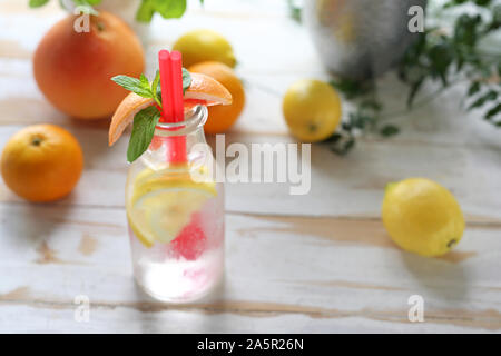 Acqua aromatizzata, acqua con succo di pompelmo e di limone. Foto Stock