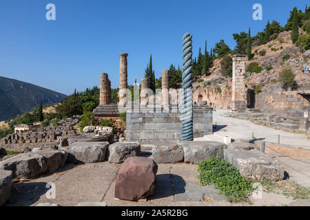 Replica del serpente di colonna e il Tempio di Apollo, a Delfi, Grecia Foto Stock