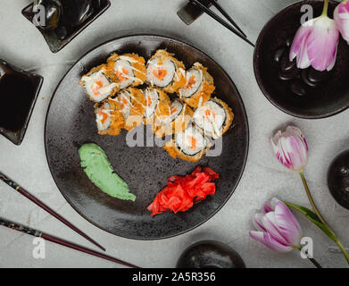 Fritti caldi panini con salmone serviti con wasabi e zenzero Foto Stock