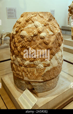 La pietra omphalos "l'Ombelico della terra' in Delphi Museum, Grecia Foto Stock