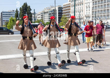 La Guardia Presidenziale è un cerimoniale unità di fanteria che custodisce la tomba del Milite Ignoto e il Palazzo Presidenziale di Atene, Grecia Foto Stock