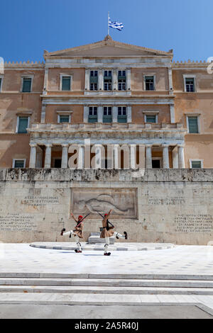 La Guardia Presidenziale presso la tomba del Soldato Sconosciuto nella parte anteriore del parlamento ellenico e il Palazzo Presidenziale di Atene, in Grecia. Foto Stock