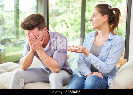 Coppia giovane discute e sostiene circa il problema del matrimonio e del divorzio Foto Stock