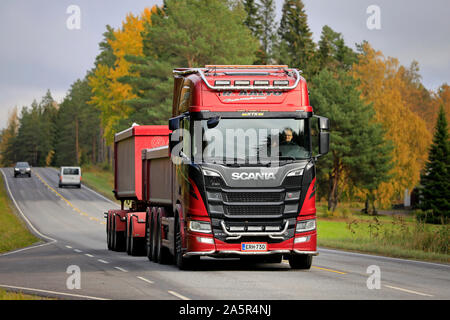 Nuovo, rosso Scania R730 Carrello e rimorchio di ghiaia per calcare bottino di trasporto R Aalto sulla strada in autunno a Salo, Finlandia. Il 4 ottobre 2019. Foto Stock