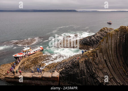 Le formazioni rocciose a Staffa isola in Scozia Foto Stock