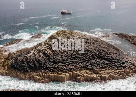 Le formazioni rocciose a Staffa isola in Scozia Foto Stock