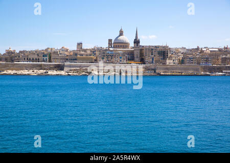 La Valletta vista panoramica, Malta. Brillanti acque blu del mar Mediterraneo. Vista da Sliema. Foto Stock