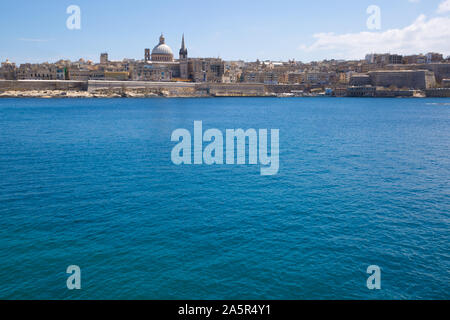 La Valletta vista panoramica, Malta. Soleggiata giornata estiva. Vista da Sliema. Foto Stock