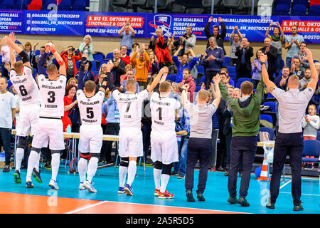 08 ottobre 2019, Meclemburgo-Pomerania, Rostock: il tedesco del team Goalball cheers dopo la partita di apertura del Parlamento Goalball campionato contro la Spagna. Goalball è una sfera dello sport per le persone con minorazione visiva. Foto: Jens Büttner/dpa-Zentralbild/ZB Foto Stock