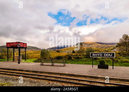 Mount Snowdon attraverso le nuvole basse a Rhyd Ddu, Snowdonia National Park, North Wales, Regno Unito Foto Stock