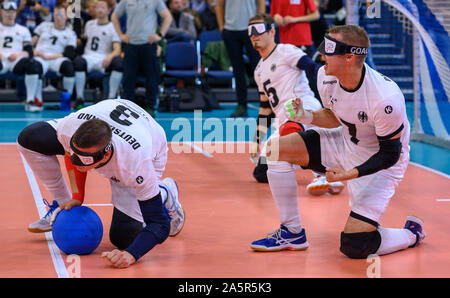 08 ottobre 2019, Meclemburgo-Pomerania, Rostock: il tedesco del team Goalball gioca contro la Spagna nella partita di apertura del Parlamento Goalball campionato. Goalball è una sfera dello sport per le persone con minorazione visiva. Foto: Jens Büttner/dpa-Zentralbild/ZB Foto Stock