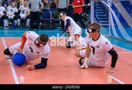 08 ottobre 2019, Meclemburgo-Pomerania, Rostock: il tedesco del team Goalball gioca contro la Spagna nella partita di apertura del Parlamento Goalball campionato. Goalball è una sfera dello sport per le persone con minorazione visiva. Foto: Jens Büttner/dpa-Zentralbild/ZB Foto Stock