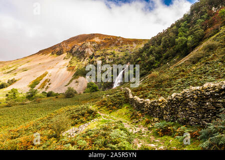 Lunga vista di Aber Falls, Abergwyngregyn, Snowdonia National Park, North Wales, Regno Unito Foto Stock