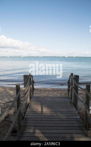 Piccolo molo, Osborne baia guardando fuori sul Solent un tratto di acqua tra Portsmouth, Isle of Wight, Regno Unito Foto Stock