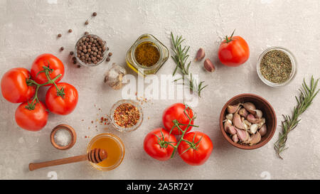 Pasta, spaghetti, basilico, sale, pomodori arrosto, Brasati di cosce di pollo, pomodori san marzano, salsa marinara, salsa di spaghetti, regioni, sugo per la pasta Foto Stock