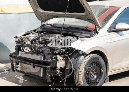 Automobile è in attesa per la riparazione o il controllo con cappa aperta in garage. Foto Stock