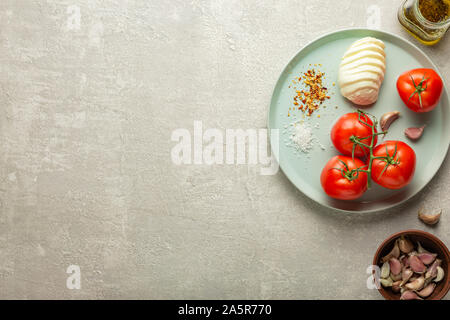 Il pesto, il basilico pesto di basilico, pasta, , caprese insalata di pasta, caprese spiedini, pane all'aglio, avocado caprese, cimelio di famiglia al pomodoro e basilico Foto Stock