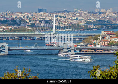 ISTANBUL TURCHIA VISTA SUL BOSFORO per distretto KARKOY GALATA E ATATURK PONTI Foto Stock