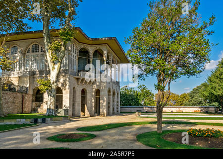 Il palazzo di Topkapi e la Turchia cortile con alberi e giardini e un grande padiglione Foto Stock