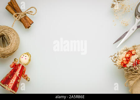 Realizzato a mano DIY confezione regalo e Addobbi Natale desktop scena. Presente naturale scatole per Natale e Capodanno o altro anniversario. Biglietto di auguri wit Foto Stock