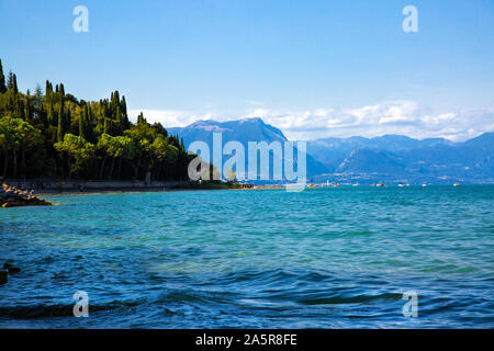 Lago di Garda, Sirmione, Italia. Bellissima vista sul lago e le montagne. Foto Stock
