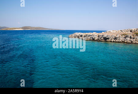 Il blu acquamarina acqua del mar Mediterraneo, l'Europa. Vicino a Turchia e Grecia (Kos) coste. Foto Stock
