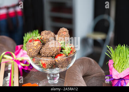 Immerso fragole fresche in cioccolato al latte. Foto Stock