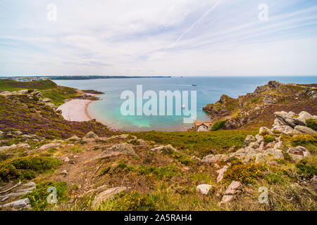 Cap d'Erky Costa e vegetazione su un Nuvoloso Giorno di estate in Bretagne, Francia Foto Stock