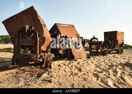 Arrugginimento industriale abbandonato il ribaltamento di data mining carri di Montevecchio miniera di minerali nelle dune di Piscinas Costa Verde costa Sardegna Italia Europa Foto Stock