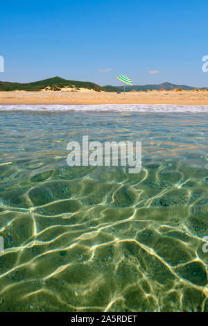 La sabbia dorata e il mare limpido paesaggio della spiaggia di Piscinas / spiaggia di Piscinas e le dune di Piscinas e Costa Verde costa Sardegna Italia Europa Foto Stock