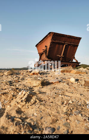 Arrugginimento industriale abbandonato il ribaltamento di data mining carri di Montevecchio miniera di minerali nelle dune di Piscinas Costa Verde costa Sardegna Italia Europa Foto Stock