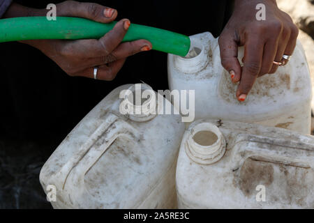 Sanaa, Yemen. 22 ottobre, 2019. Una donna che raccoglie acqua da una carità tocca in Sanaa, Yemen, ad Ottobre 22, 2019. Credito: Mohammed Mohammed/Xinhua/Alamy Live News Foto Stock