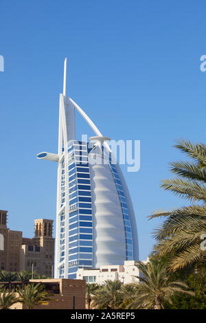 Burj Al Arab hotel alla spiaggia di Jumeirah, Dubai, Emirati Arabi Uniti Foto Stock