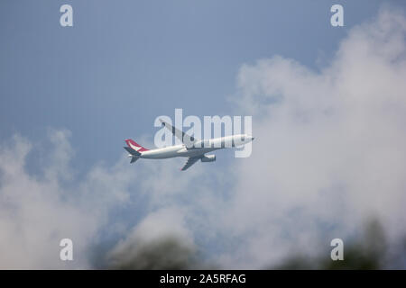 Chiangmai, Tailandia - 4 Ottobre 2019: B-LBF Airbus A330-300 di Cathay Dragon. Il decollo dall aeroporto di Chiangmai a Hongkong airport. Foto Stock