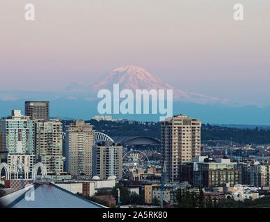 Mount Rainier sovrasta la città di Seattle, Washington. Foto Stock