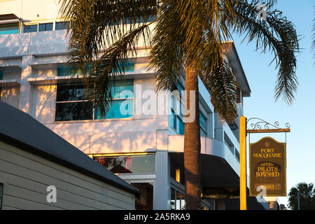 Vista della metà costa nord del museo marittimo barca pilota capannone e di un edificio contemporaneo che accanto ad essa, Port Macquarie, Australia. Foto Stock