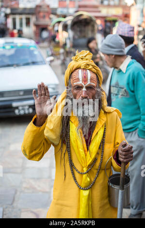 Un sadhu, un Indù uomo santo, pause in una strada a Kathmandu, Nepal. Foto Stock