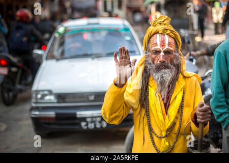 Un sadhu, un Indù uomo santo, pause in una strada a Kathmandu. Foto Stock