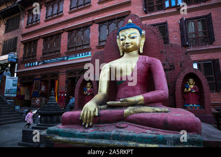 Una statua buddista a Swayambhunath, 'Monkey tempio,' in Kathmandu Foto Stock