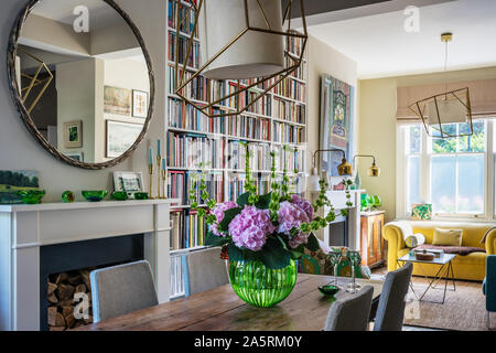 Librerie in biblioteca. Grande libreria con tanti libri. Divano nella  stanza per leggere libri. Biblioteca o negozio con librerie. Accogliente  sfondo libro. Libreria libreria libreria. - Foto Stock: Foto, Immagini ©  Real_life 515287616