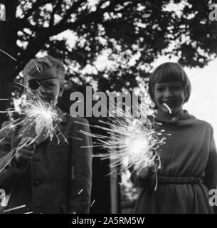 I bambini godono di notte dei falò al Villaggio Pestalozzi per bambini in Sedlescombe, East Sussex, 5 novembre 1960. La comunità è chiamata dopo il diciottesimo secolo pedagogista svizzero Johann Heinrich Pestalozzi, che ha dedicato la sua vita alla chiusura di divisioni nella società attraverso l educazione di tutta la persona - la loro testa, il cuore e le mani. Foto Stock